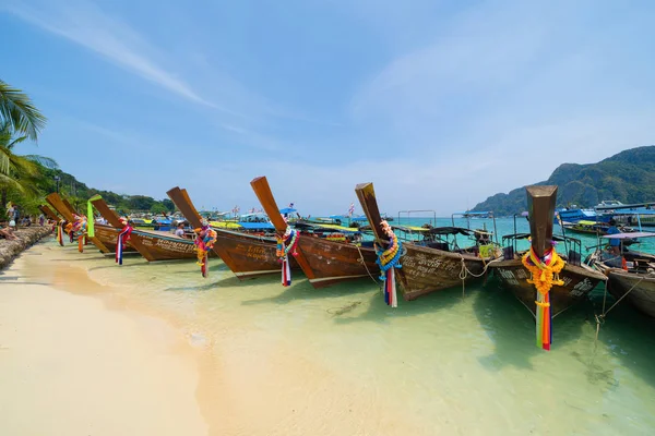 Boats in Phi Phi, Maya beach with blue turquoise seawater, Phuke — Stock Photo, Image
