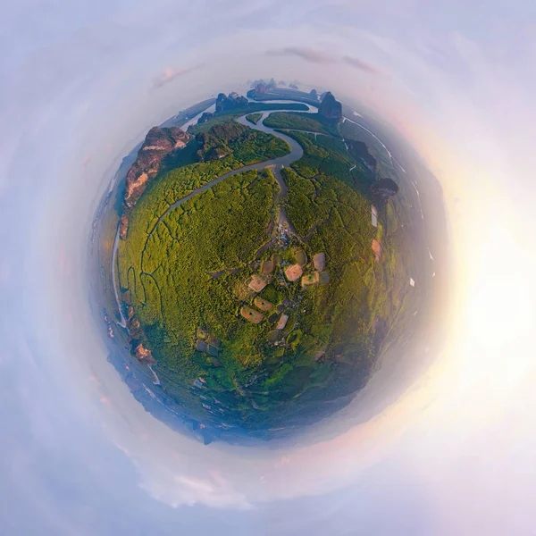 Pequeño planeta esfera de 360 grados. Panorama de vista aérea superior de —  Fotos de Stock