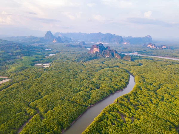 Bovenaanzicht vanuit de lucht op Samet Nangshe en tropische groene wouden — Stockfoto