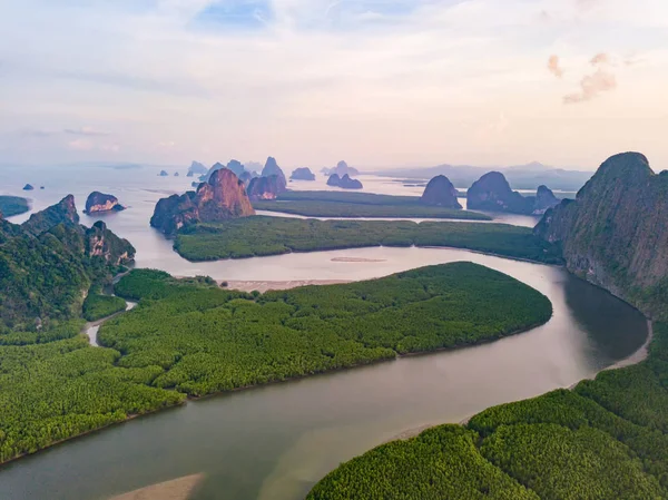 Vista aérea de Samet Nangshe y árboles de bosque verde tropical —  Fotos de Stock