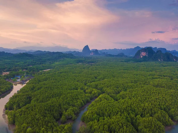 Bovenaanzicht vanuit de lucht op Samet Nangshe, berghellingen en tro — Stockfoto