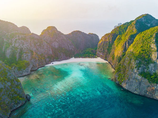 Vista aérea de Phi Phi, praia maia com água do mar azul turquesa, — Fotografia de Stock
