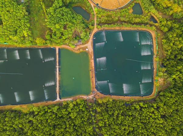 Повітряний вигляд водосховища греблі та води в енергетичній промисловості — стокове фото