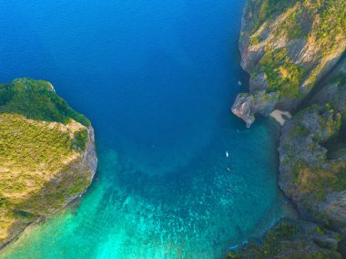 Phi Phi 'nin havadan görünüşü, Maya sahilinde mavi turkuaz deniz suyu.,