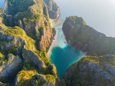 Phi Phi 'nin havadan görünüşü, Maya sahilinde mavi turkuaz deniz suyu.,