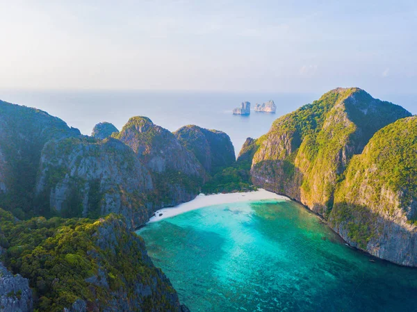 Phi Phi 'nin havadan görünüşü, Maya sahilinde mavi turkuaz deniz suyu., — Stok fotoğraf