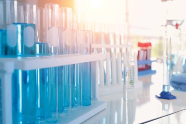 Mavi test tüpü üzerinde çalışan Asyalı bilim adamı laboratuvarda ya da laboratuvarda teknolojik tıp, kimya, sağlık, araştırma konsepti laboratuvarında covid-19 virüsü aşısı geliştirdi ve analiz etti. Deneysel bilim