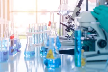 Mavi test tüpü üzerinde çalışan Asyalı bilim adamı laboratuvarda ya da laboratuvarda teknolojik tıp, kimya, sağlık, araştırma konsepti laboratuvarında covid-19 virüsü aşısı geliştirdi ve analiz etti. Deneysel bilim