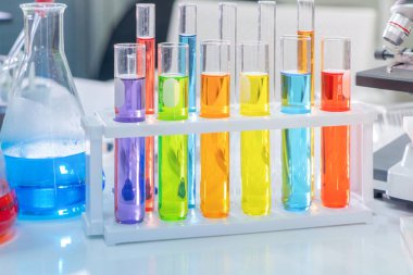 Laboratuvarda ya da laboratuarda teknoloji, kimya, sağlık, araştırma konsepti laboratuvarında covid-19 virüsünün aşısını analiz etmek ve geliştirmek için renkli test tüpleri üzerinde çalışan bilim adamları. Deneysel bilim testi