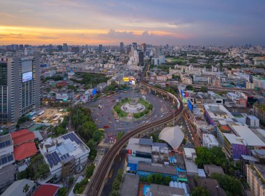 Meşgul caddedeki Zafer Anıtı 'nın hava manzarası. Bangkok şehir merkezindeki Skyline kavşağında. Tayland. Akıllı şehir merkezindeki finans merkezi. Gün batımında gökdelenler.