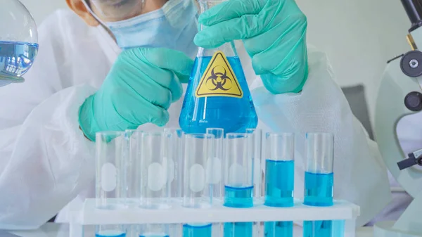 Cientista Asiático Trabalhando Tubo Teste Azul Para Analisar Desenvolver Vacina — Fotografia de Stock
