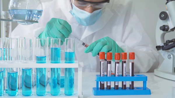アジアの科学者は 技術医学 研究コンセプトの研究室や研究室で Covid 19ウイルスのワクチンの分析と開発のための血液検査管に取り組んでいます 実験科学 — ストック写真