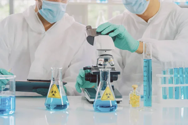 アジアの科学者は 技術医学 研究コンセプトの研究室や研究室で Covid 19ウイルスのワクチンの分析と開発のための青い試験管に取り組んでいます 実験科学 — ストック写真