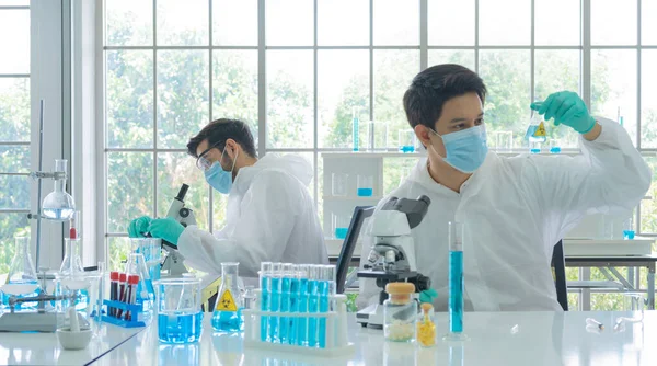 Cientista Asiático Trabalhando Tubo Teste Azul Para Analisar Desenvolver Vacina — Fotografia de Stock