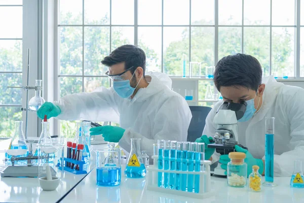 Mavi Test Tüpü Üzerinde Çalışan Asyalı Bilim Adamı Laboratuvarda Laboratuvarda — Stok fotoğraf