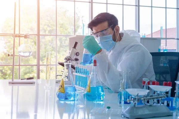 Cientista Asiático Trabalhando Tubo Teste Azul Para Analisar Desenvolver Vacina — Fotografia de Stock