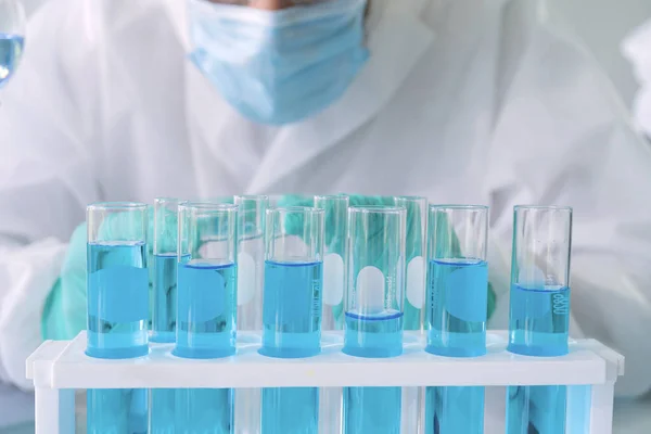 アジアの科学者は 技術医学 研究コンセプトの研究室や研究室で Covid 19ウイルスのワクチンの分析と開発のための青い試験管に取り組んでいます 実験科学 — ストック写真