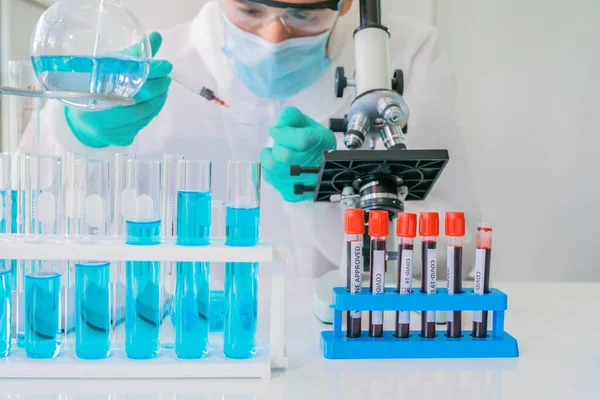 Asian Scientist Working Blood Test Tube Analysis Develop Vaccine Covid — Stock Photo, Image