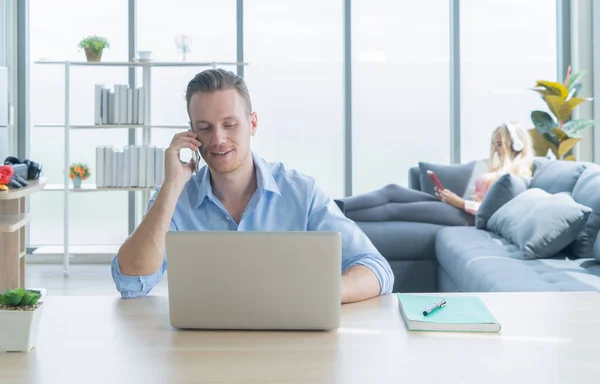 Leende Affärsblondin Vit Man Person Som Arbetar Hemifrån Bordet Med — Stockfoto