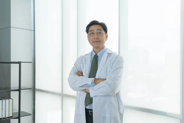 Porträtt Glad Leende Thailändsk Asiatisk Överläkare Man Person Som Arbetar — Stockfoto