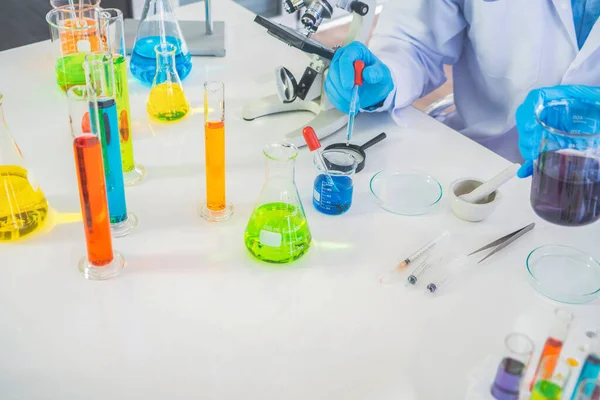 Cientista Trabalhando Tubo Teste Colorido Para Analisar Desenvolver Vacina Vírus — Fotografia de Stock