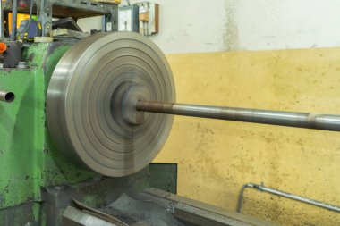 Metal fiber, endüstriyel fabrika imalatında faaliyet gösteren teknoloji üreticisi büyük metal torna makinesi motorları etrafında dönüyor. Depoda ham ürün ekipmanları.