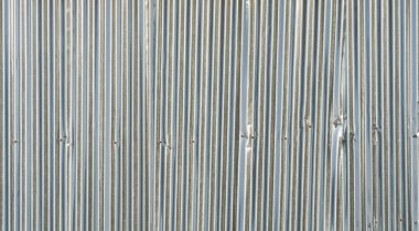 Metal çelik şeritler. Paslı demir metal, çinko çelik duvar, desenli arka plan. Tasarım dekorasyonu için dış mimari materyalinin yakın plan görüntüsü.