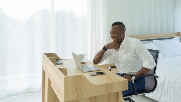 Sorrindo Homem Americano Preto Negócio Pessoa Africana Que Trabalha Casa — Fotografia de Stock