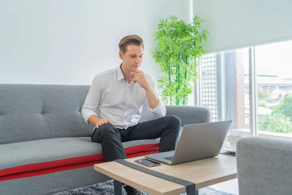 Leende Affärsblondin Vit Man Kaukasier Som Arbetar Hemifrån Bord Med — Stockfoto