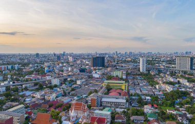 Phaya Thai bölgesinin havadan görüntüsü, Bangkok şehir merkezi Skyline. Tayland. Finansal bölge ve Asya 'nın akıllı kentsel kentindeki iş merkezleri. Gün batımında gökdelen ve yüksek binalar.