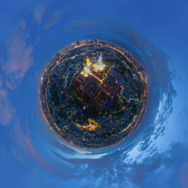 Küçük gezegen 360 derece küre. Bangkok, Phasi Charoen bölgesindeki Wat Paknam Phasi Charoen Tapınağı 'ndaki dev altın Buda' nın hava manzarası. Şehir merkezi, Tayland. Şehir merkezi..
