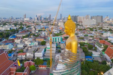 Şafak vakti Chao Phraya nehri üzerindeki Phasi Charoen semtinde Wat Paknam Phasi Charoen Tapınağı 'ndaki dev altın Buda manzarası. Şehir merkezi, Tayland. Şehir merkezi..