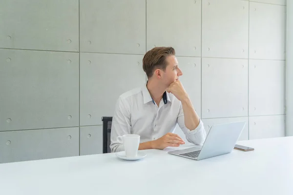 Porträtt Leende Affärsblondin Vit Man Vit Person Som Arbetar Online — Stockfoto