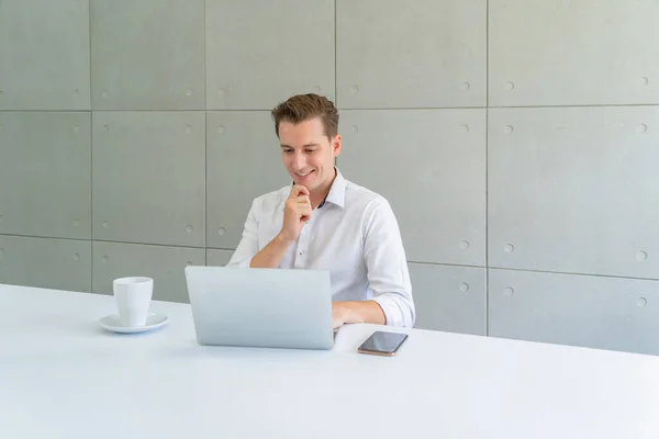 Porträtt Leende Affärsblondin Vit Man Vit Person Som Arbetar Online — Stockfoto