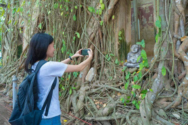 Mulher Asiática Turista Tirando Uma Foto Estátua Buda Dourado Com — Fotografia de Stock
