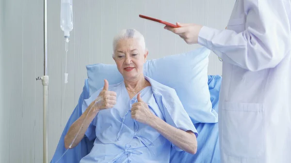 Счастливая Женщина Врач Говорить Использовать Таблетки Больной Пожилой Пациентки Старости — стоковое фото