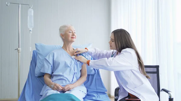 Щаслива Жінка Лікар Перевіряє Тіло Або Серце Допомогою Стетоскопу Хворої — стокове фото