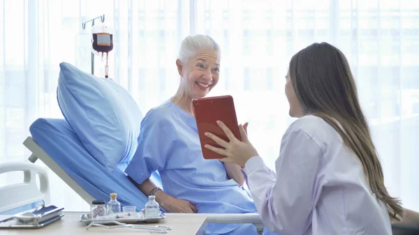 Mujer Feliz Médico Hablando Usando Tableta Anciana Enferma Anciana Anciana —  Fotos de Stock