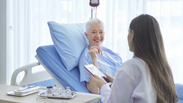 Mujer Feliz Médico Hablando Usando Tableta Anciana Enferma Anciana Anciana —  Fotos de Stock