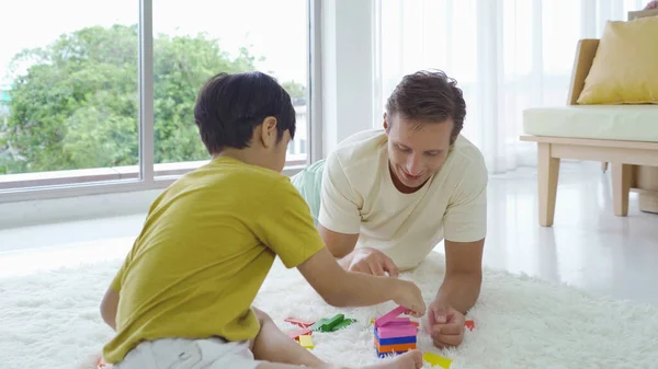 Vater Und Sohn Spielen Puzzle Spielzeug Bauen Bunte Bauklötze Zusammen — Stockfoto