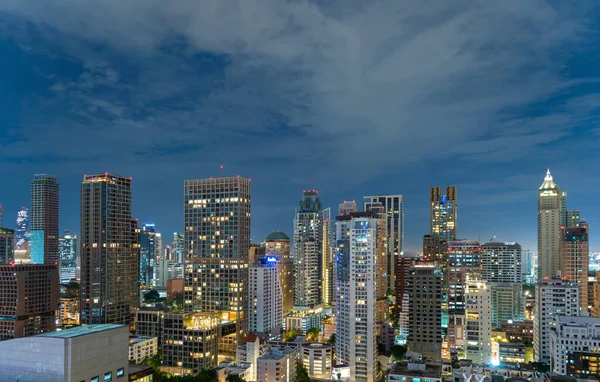 バンコクの空中ビュータイのダウンタウンのスカイライン スマート都市の金融地区やビジネスエリア 夜の高層ビルや高層ビル — ストック写真
