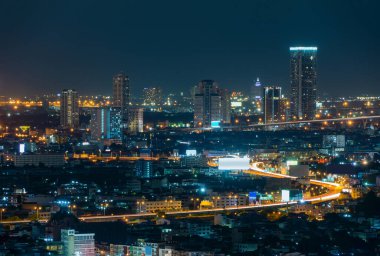Bangkok şehir merkezinin hava manzarası ufuk çizgisi, Tayland 'da karayolu ya da sokak. Akıllı kentsel şehrin finans bölgesi. Geceleri gökdelen ve yüksek binalar.