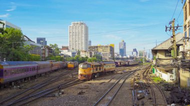 Hua Lamphong Terminal İstasyonu 'ndaki eski bir tren veya tramvay şehir, Bangkok, Tayland' daki gökdelen yüksek binaları toplu taşıma konseptiyle.