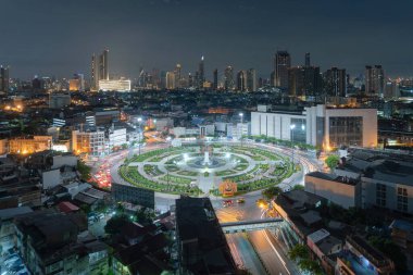 Wongwian Yai kavşağı. Otoyol kavşaklarının havadan görünüşü. Geceleri mimari ve teknoloji ulaşım konseptinde yol şekilleri. Şehir, gece Bangkok, Tayland.
