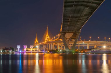 Bhumibol Köprüsü ve Chao Phraya Nehri süspansiyon mimari konsepti yapısında, Şehir Şehri, Bangkok. Gece şehir merkezinde, Tayland 'da.