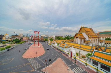 Dev Swing ya da Sao Ching Cha anıtı Wat Suthat tapınağıyla birlikte eski kasaba, Bangkok, Tayland 'da. Şehir simgesi turistik mekan. Seyahat konsepti olan Tayland mimarisi.
