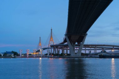 Bhumibol Köprüsü ve Chao Phraya Nehri süspansiyon mimari konsepti yapısında, Şehir Şehri, Bangkok. Gece şehir merkezinde, Tayland 'da.