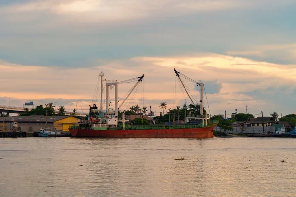 都市の輸出と輸入ビジネスと物流国際商品で船と水港 タイのバンコク港でクレーンで港への出荷 — ストック写真