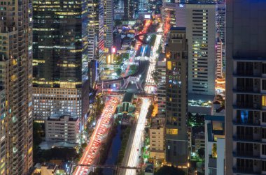 Sathorn kavşağının hava görüntüsü ya da araba trafiği, Bangkok şehir merkezi. Tayland. Akıllı şehir ve teknolojinin finans bölgesi. Geceleri gökdelen ofis binaları