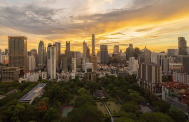 Tayland 'da Bangkok şehir merkezinin gökyüzü manzarası. Finansal bölge ve şehir merkezindeki iş alanı. Gün batımında gökdelen ve yüksek binalar.